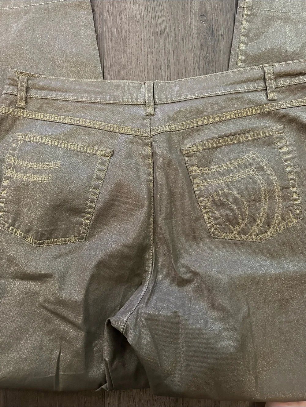Dismero Women’s Metallic Gold Shimmer Ankle Pants in a Size 34